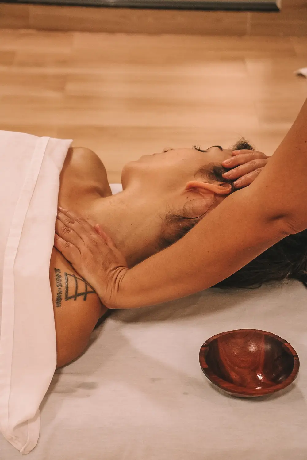 Atendimento de massagem ayurvédica na maca em Caraíva